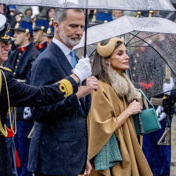 Le couple, qui a dû affronter la pluie, est en visite aux Pays-Bas jusqu'à demain.
Le roi Felipe VI et la reine Letizia d'Espagne - Cérémonie de dépôt de couronnes au Monument National à Amsterdam lors de la visite d'État du couple royal espagnol aux Pays-Bas, le 17 avril 2024. 