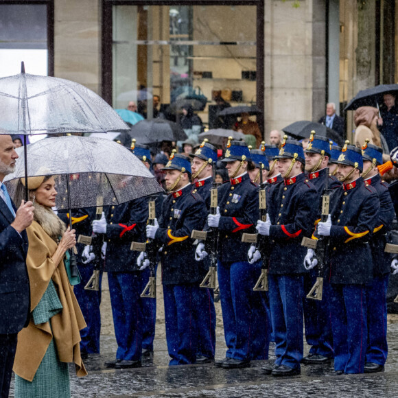 Le roi Felipe VI et la reine Letizia d'Espagne - Cérémonie de dépôt de couronnes au Monument National à Amsterdam lors de la visite d'État du couple royal espagnol aux Pays-Bas, le 17 avril 2024. 