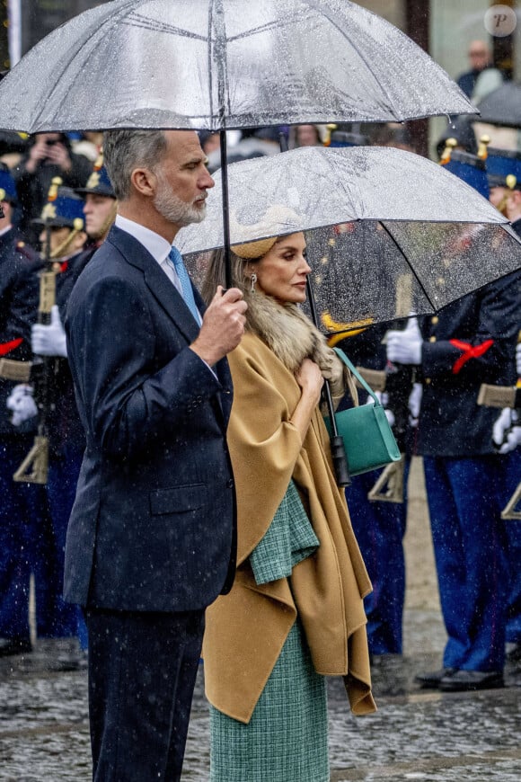 Le roi Felipe VI et la reine Letizia d'Espagne - Cérémonie de dépôt de couronnes au Monument National à Amsterdam lors de la visite d'État du couple royal espagnol aux Pays-Bas, le 17 avril 2024. 