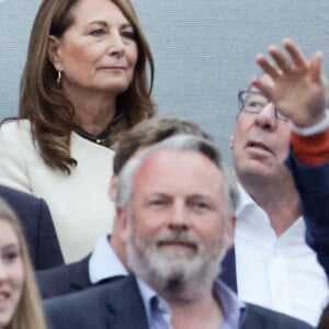 En effet, depuis que leur fille est malade, Carole et Michael Middleton sont aux petits soins de toute la famille.
La famille royale d'Angleterre lors du concert devant le palais de Buckingham à Londres, à l'occasion du jubilé de platine de la reine d'Angleterre.