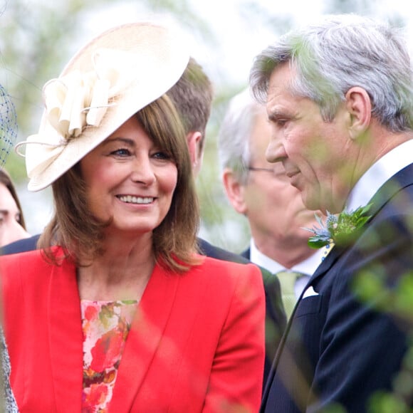 Carole et Michael Middleton ont assisté au mariage de Rowena Macrae et Julian Osborne en l’église Fowlis Wester Parish à Perthshire en Ecosse le 26 avril 2014.