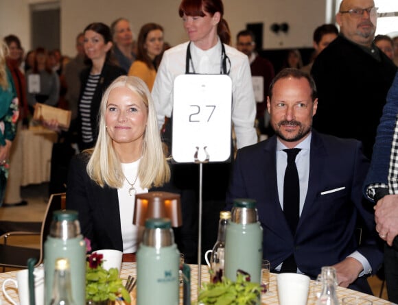 La princesse héritière Mette-Marit et le prince héritier Haakon lors d'un symposium sur le tissage à l'écurie d'art de la reine Sonja. Oslo, Norvège, le 12 avril 2024. Photo par Marius Gulliksrud/Stella Pictures/ABACAPRESS.COM