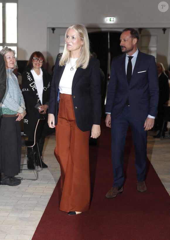 La princesse héritière Mette-Marit et le prince héritier Haakon lors d'un symposium sur le tissage à l'écurie d'art de la reine Sonja. Oslo, Norvège, le 12 avril 2024. Photo par Marius Gulliksrud/Stella Pictures/ABACAPRESS.COM