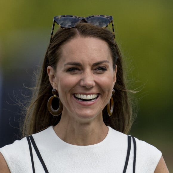 Le prince William, duc de Cambridge, et Catherine (Kate) Middleton, duchesse de Cambridge, arrivent au match de polo caritatif Out-Sourcing Inc au Guards Polo Club, Smiths Lawn à Windsor le 6 juillet 2022. 