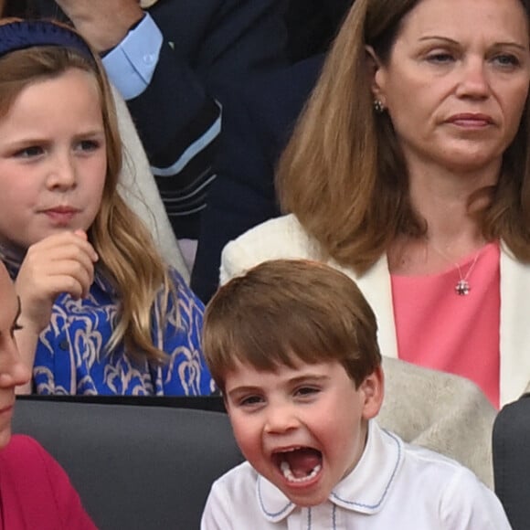 La journée n'est pas terminée et il n'est pas encore trop tard pour les fans, déçus, de découvrir de nouveaux portraits du petit garçon
Kate Catherine Middleton, duchesse de Cambridge, le prince Louis, la princesse Charlotte, Mia Tindall - La famille royale d'Angleterre lors de la parade devant le palais de Buckingham, à l'occasion du jubilé de la reine d'Angleterre. le 5 juin 2022