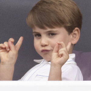 Il faut dire que les circonstances que traverse la famille royale britannique (les cancers de Kate et Charles III) ont bousculé tout son fonctionnement
Le prince Louis de Cambridge - Jubilé de platine de la reine Elisabeth II d'Angleterre à Bukingham Palace à Londres, le 5 juin 2022. 