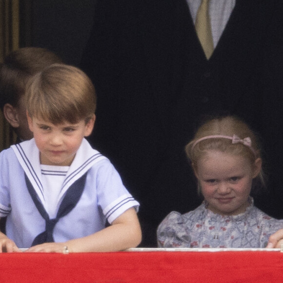 Le prince Louis de Cambridge, Lena Tindall - Les membres de la famille royale regardent le défilé Trooping the Colour depuis un balcon du palais de Buckingham à Londres lors des célébrations du jubilé de platine de la reine le 2 juin 2022 