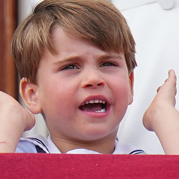 Le prince Louis de Cambridge - Les membres de la famille royale regardent le défilé Trooping the Colour depuis un balcon du palais de Buckingham à Londres lors des célébrations du jubilé de platine de la reine le 2 juin 2022. 