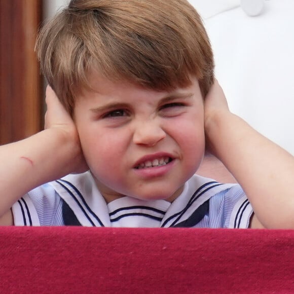 Le prince Louis de Cambridge - Les membres de la famille royale regardent le défilé Trooping the Colour depuis un balcon du palais de Buckingham à Londres lors des célébrations du jubilé de platine de la reine le 2 juin 2022. 