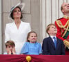 Kate et William avaient jusqu'alors comme tradition de poster une photo de leurs enfants la veille de chacun des anniversaires
Catherine Kate Middleton, duchesse de Cambridge, le prince William, duc de Cambridge et leurs enfants, le prince Louis, le prince George et la princesse Charlotte - Les membres de la famille royale regardent le défilé Trooping the Colour depuis un balcon du palais de Buckingham à Londres lors des célébrations du jubilé de platine de la reine le 2 juin 2022. 