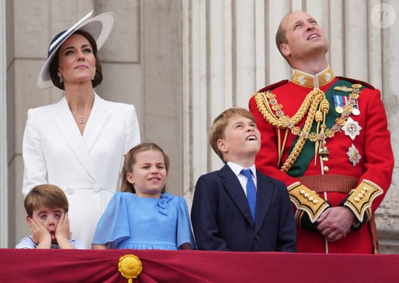 Kate et William avaient jusqu'alors comme tradition de poster une photo de leurs enfants la veille de chacun des anniversaires
Catherine Kate Middleton, duchesse de Cambridge, le prince William, duc de Cambridge et leurs enfants, le prince Louis, le prince George et la princesse Charlotte - Les membres de la famille royale regardent le défilé Trooping the Colour depuis un balcon du palais de Buckingham à Londres lors des célébrations du jubilé de platine de la reine le 2 juin 2022. 