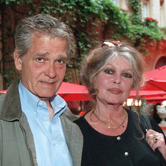Bernard d'Ormale et Brigitte Bardot en conférence de presse à l'hôtel Plaza Athénée à Paris le 13 juin 2002