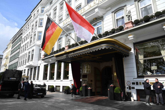 Arrivée à 13h du prince Albert II et la princesse Charlene de Monaco à l'hôtel Vier Jahreszeiten à Hambourg, Allemagne, le 24 avril 2024. © Imago/Panoramic/Bestimage 