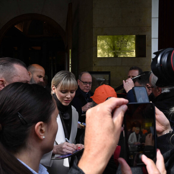 Arrivée à 13h du prince Albert II et la princesse Charlene de Monaco à l'hôtel Vier Jahreszeiten à Hambourg, Allemagne, le 24 avril 2024. © Imago/Panoramic/Bestimage 