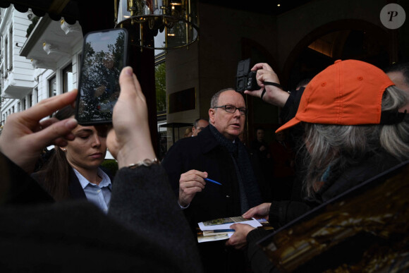 Arrivée à 13h du prince Albert II de Monaco à l'hôtel Vier Jahreszeiten à Hambourg, Allemagne, le 24 avril 2024. © Imago/Panoramic/Bestimage 