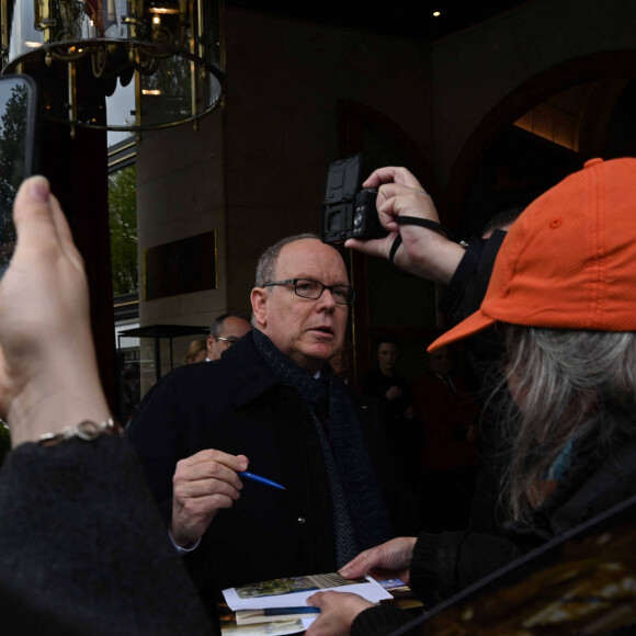 Arrivée à 13h du prince Albert II de Monaco à l'hôtel Vier Jahreszeiten à Hambourg, Allemagne, le 24 avril 2024. © Imago/Panoramic/Bestimage 
