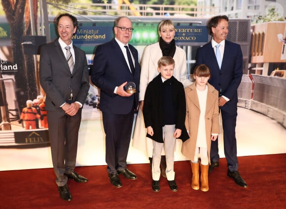 Frederik Braun, le prince Albert II de Monaco, la princesse Charlène de Monaco, leurs enfants, le prince Jacques de Monaco, marquis des Baux, et la princesse Gabriella de Monaco, comtesse de Carladès et Gerrit Braun - La famille princière de Monaco lors de l'ouverture de la section Monaco au musée Miniatur Wunderland (Miniature Wonderland) à Hambourg, Allemagne, le 25 avril 2024. © Action Press/Bestimage