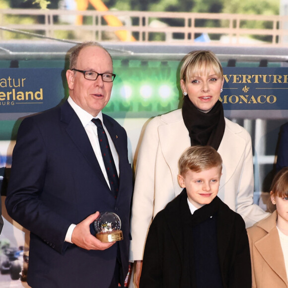 Frederik Braun, le prince Albert II de Monaco, la princesse Charlène de Monaco, leurs enfants, le prince Jacques de Monaco, marquis des Baux, et la princesse Gabriella de Monaco, comtesse de Carladès et Gerrit Braun - La famille princière de Monaco lors de l'ouverture de la section Monaco au musée Miniatur Wunderland (Miniature Wonderland) à Hambourg, Allemagne, le 25 avril 2024. © Action Press/Bestimage