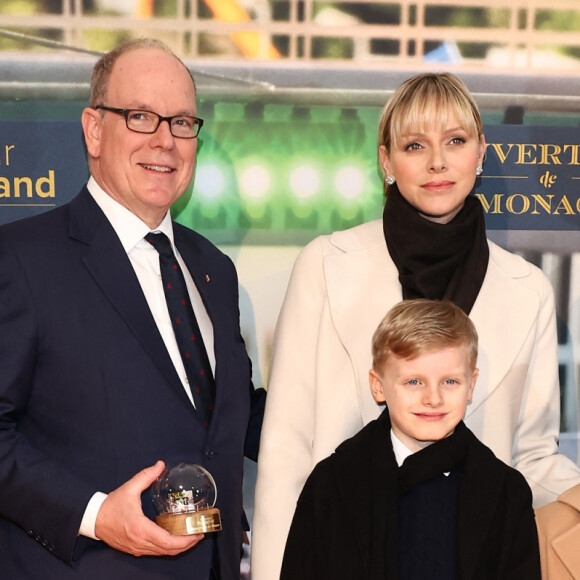 Frederik Braun, le prince Albert II de Monaco, la princesse Charlène de Monaco, leurs enfants, le prince Jacques de Monaco, marquis des Baux, et la princesse Gabriella de Monaco, comtesse de Carladès et Gerrit Braun - La famille princière de Monaco lors de l'ouverture de la section Monaco au musée Miniatur Wunderland (Miniature Wonderland) à Hambourg, Allemagne, le 25 avril 2024. © Action Press/Bestimage