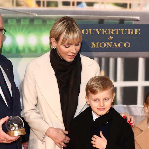 Le prince Albert II de Monaco, la princesse Charlène de Monaco et leurs enfants, le prince Jacques de Monaco, marquis des Baux, et la princesse Gabriella de Monaco, comtesse de Carladès - La famille princière de Monaco lors de l'ouverture de la section Monaco au musée Miniatur Wunderland (Miniature Wonderland) à Hambourg, Allemagne, le 25 avril 2024. © Action Press/Bestimage