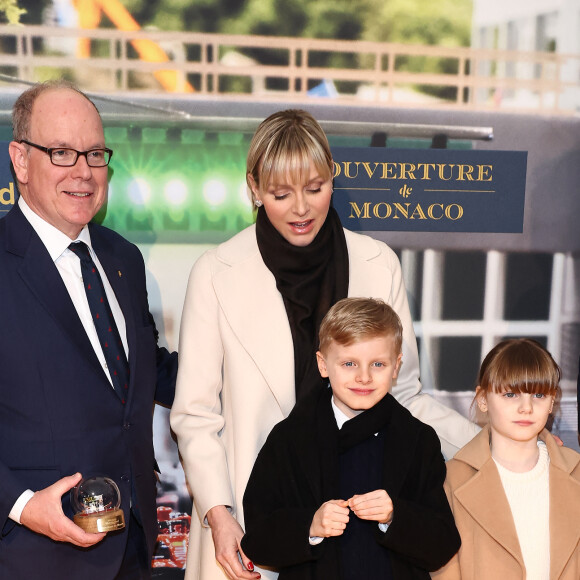 Le prince Albert II de Monaco, la princesse Charlène de Monaco et leurs enfants, le prince Jacques de Monaco, marquis des Baux, et la princesse Gabriella de Monaco, comtesse de Carladès - La famille princière de Monaco lors de l'ouverture de la section Monaco au musée Miniatur Wunderland (Miniature Wonderland) à Hambourg, Allemagne, le 25 avril 2024. © Action Press/Bestimage