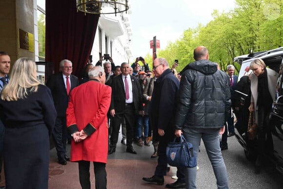 Arrivée à 13h du prince Albert II et la princesse Charlene de Monaco à l'hôtel Vier Jahreszeiten à Hambourg, Allemagne, le 24 avril 2024. © Imago/Panoramic/Bestimage 