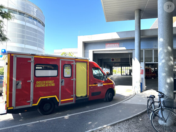 Dans la nuit de dimanche à lundi 22 avril, Kendji Girac s'est retrouvé avec une balle dans le thorax. 
Exclusif - Illustration du CHU de Bordeaux ou le chanteur Kendji Girac est hospitalisé le 22 avril 2024. Le chanteur Kendji Girac a été blessé par balle au niveau de la poitrine dans la nuit de dimanche à lundi sur une aire de communauté de gens du voyage à Biscarosse dans les Landes (route de Parentis-en-Born, sur la D652). © Patrick Bernard/Bestimage