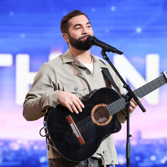 Lors d'une conférence de presse tenue le 25 avril 2024, le procureur de Mont-de-Marsan a fait la lumière sur les circonstances de la blessure du chanteur. 
Kendji Girac - Les personnalités se mobilisent lors de la 37ème édition du Téléthon sur le plateau de France 2, avec pour parrain Vianney. Cette année, 80,6 millions de dons ont été promis. Le 9 décembre 2023. © Coadic Guirec / Bestimage