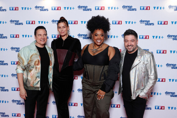 Durant cette finale, ils devront préparer trois danses, et seront départagés par le public mais aussi le jury.
Jean-Marc Généreux, Fauve Hautot, Mel Charlot, Chris Marques - Photocall pour le lancement de la nouvelle saison de l'émission "Danse avec les stars 2024 (DALS)" à la Tour TF1 à Boulogne-Billancourt. Le 25 janvier 2024 © Christophe Clovis / Bestimage