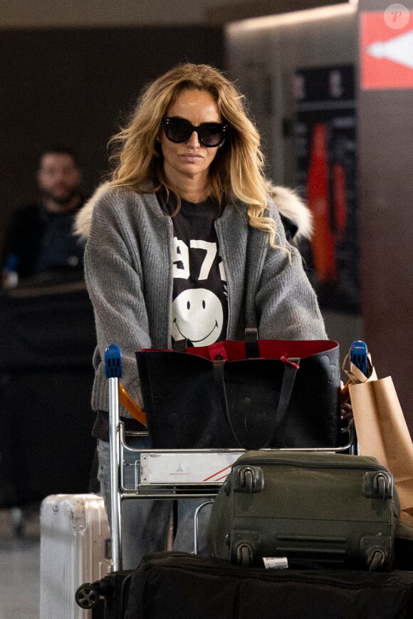 Exclusif - Adriana Karembeu arrive à l'aéroport de Paris-Charles de Gaulle (CDG) lors de la semaine de la mode femme automne/hiver 2024-2025 (PFW), à Roissy-en-France, France, le 28 février 2024. 