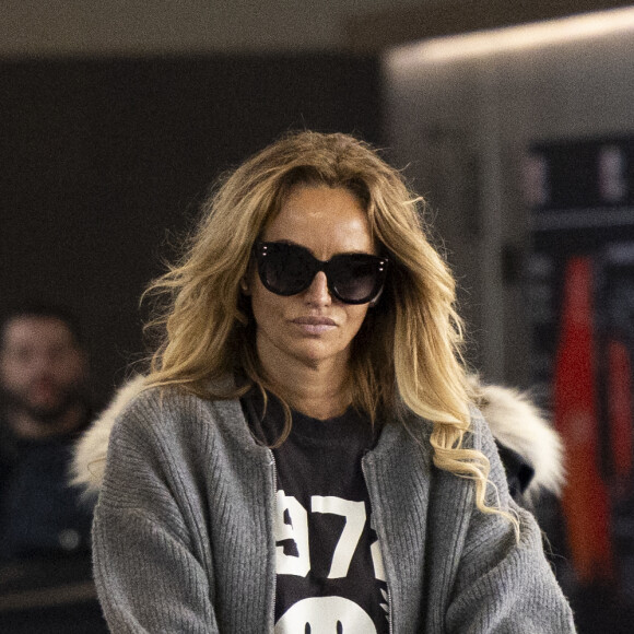 Exclusif - Adriana Karembeu arrive à l'aéroport de Paris-Charles de Gaulle (CDG) lors de la semaine de la mode femme automne/hiver 2024-2025 (PFW), à Roissy-en-France, France, le 28 février 2024. 