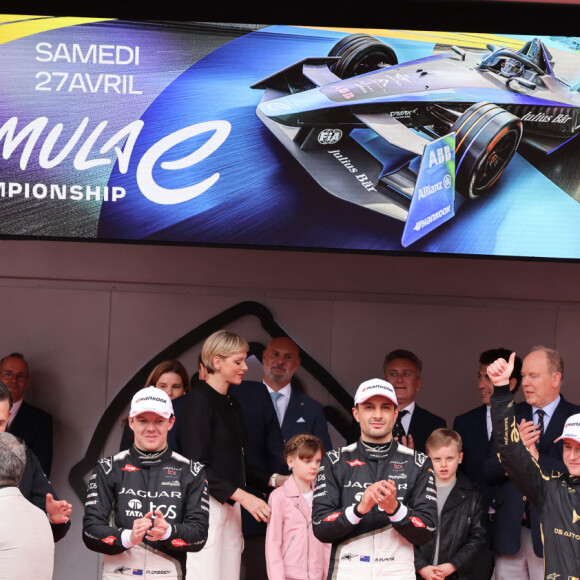 Alejandro Agag, fondateur et président de Formula E, le prince Albert II de Monaco, la princesse Charlene et leurs enfants la princesse Gabriella et le prince héréditaire Jacques ont assisté au Monaco E-Prix 2024, le 27 avril 2024.