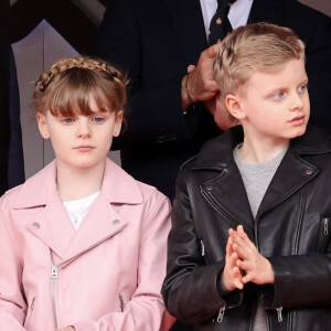 Coquette avec un blouson en cuir rose tendre et des nattes tressées, le petit garçon était habillé de son côté d'un élégant blouson en cuir noir, d'un pull anthracite.
La princesse Gabriella et le prince héréditaire Jacques ont assisté au Monaco E-Prix 2024, le 27 avril 2024. Le pilote Jaguar Mitch Evans a remporté la course devant son coéquipier Nick Cassidy suivi par Stoffel Vandoorne sur DS Penske. C'est la 7eme édition du Monaco E-prix. A l'occasion de la 10eme saison du Championnat du Monde ABB FIA Formula E, les monoplaces de 3eme génération ont parcouru les rues de la Principauté