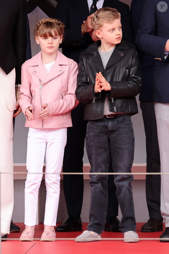 Coquette avec un blouson en cuir rose tendre et des nattes tressées, le petit garçon était habillé de son côté d'un élégant blouson en cuir noir, d'un pull anthracite.
La princesse Gabriella et le prince héréditaire Jacques ont assisté au Monaco E-Prix 2024, le 27 avril 2024. Le pilote Jaguar Mitch Evans a remporté la course devant son coéquipier Nick Cassidy suivi par Stoffel Vandoorne sur DS Penske. C'est la 7eme édition du Monaco E-prix. A l'occasion de la 10eme saison du Championnat du Monde ABB FIA Formula E, les monoplaces de 3eme génération ont parcouru les rues de la Principauté