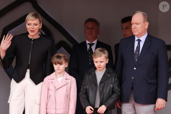 Alejandro Agag, fondateur et président de Formula E, le prince Albert II de Monaco, la princesse Charlene et leurs enfants la princesse Gabriella et le prince héréditaire Jacques ont assisté au Monaco E-Prix 2024, le 27 avril 2024.