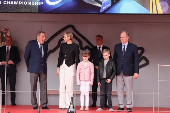 Alejandro Agag, fondateur et président de Formula E, le prince Albert II de Monaco, la princesse Charlene et leurs enfants la princesse Gabriella et le prince héréditaire Jacques ont assisté au Monaco E-Prix 2024, le 27 avril 2024.