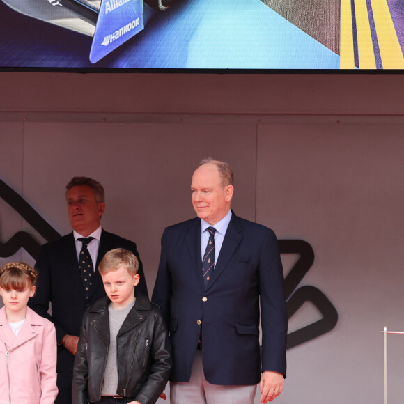 Alejandro Agag, fondateur et président de Formula E, le prince Albert II de Monaco, la princesse Charlene et leurs enfants la princesse Gabriella et le prince héréditaire Jacques ont assisté au Monaco E-Prix 2024, le 27 avril 2024.