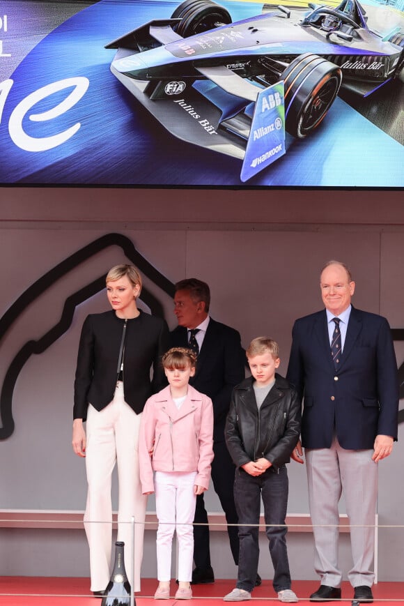  Pour assister à cet événement, leur maman avait opté pour une veste noire, un pantalon cargo couleur crème et des escarpins noirs.
Alejandro Agag, fondateur et président de Formula E, le prince Albert II de Monaco, la princesse Charlene et leurs enfants la princesse Gabriella et le prince héréditaire Jacques ont assisté au Monaco E-Prix 2024, le 27 avril 2024.