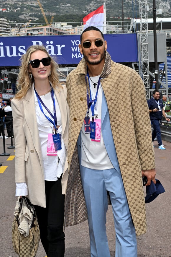 Guillaume Hoarau et sa compagne durant le Monaco E-Prix 2024, le 27 avril 2024. Le pilote Jaguar Mitch Evans a remporté la course devant son coéquipier Nick Cassidy suivi par Stoffel Vandoorne sur DS Penske. C'est la 7eme édition du Monaco E-prix. A l'occasion de la 10eme saison du Championnat du Monde ABB FIA Formula E, les monoplaces de 3eme génération ont parcouru les rues de la Principauté. © Bruno Bebert/Bestimage 