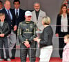 Visiblement passionnée par la course automobile, la princesse Charlene est apparue des plus joyeuses en tribunes et a même eu l'opportunité de remettre son trophée au vainqueur
Le prince Albert II de Monaco, la princesse Charlene et leurs enfants la princesse Gabriella et le prince héréditaire Jacques ont assisté au Monaco E-Prix 2024, le 27 avril 2024. Le pilote Jaguar Mitch Evans a remporté la course devant son coéquipier Nick Cassidy suivi par Stoffel Vandoorne sur DS Penske. C'est la 7eme édition du Monaco E-prix. A l'occasion de la 10eme saison du Championnat du Monde ABB FIA Formula E, les monoplaces de 3eme génération ont parcouru les rues de la Principauté. © Bruno Bebert/Bestimage 