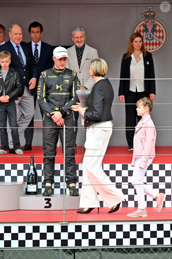 Visiblement passionnée par la course automobile, la princesse Charlene est apparue des plus joyeuses en tribunes et a même eu l'opportunité de remettre son trophée au vainqueur
Le prince Albert II de Monaco, la princesse Charlene et leurs enfants la princesse Gabriella et le prince héréditaire Jacques ont assisté au Monaco E-Prix 2024, le 27 avril 2024. Le pilote Jaguar Mitch Evans a remporté la course devant son coéquipier Nick Cassidy suivi par Stoffel Vandoorne sur DS Penske. C'est la 7eme édition du Monaco E-prix. A l'occasion de la 10eme saison du Championnat du Monde ABB FIA Formula E, les monoplaces de 3eme génération ont parcouru les rues de la Principauté. © Bruno Bebert/Bestimage 