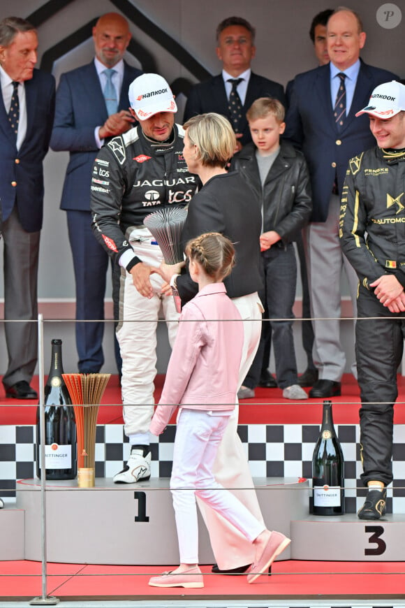  "Ce samedi, LL.AA.SS. le Prince Albert et la Princesse Charlène accompagnés du Prince Héréditaire Jacques et de la Princesse Gabriella ont assisté à la 7e édition du Monaco E-Prix qui s'inscrit dans le calendrier du Championnat du Monde ABB FIA Formula E."
Le prince Albert II de Monaco, la princesse Charlene et leurs enfants la princesse Gabriella et le prince héréditaire Jacques ont assisté au Monaco E-Prix 2024, le 27 avril 2024. Le pilote Jaguar Mitch Evans a remporté la course devant son coéquipier Nick Cassidy suivi par Stoffel Vandoorne sur DS Penske. C'est la 7eme édition du Monaco E-prix. A l'occasion de la 10eme saison du Championnat du Monde ABB FIA Formula E, les monoplaces de 3eme génération ont parcouru les rues de la Principauté. © Bruno Bebert/Bestimage 