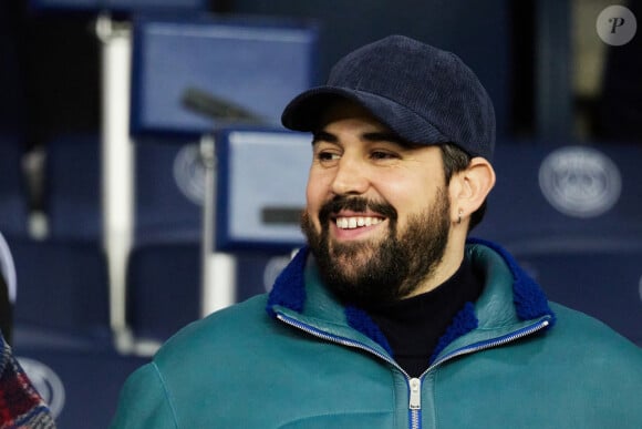 Artus - People dans les tribunes lors du match de championnat de Ligue 1 Uber Eats opposant le Paris Saint-Germain (PSG) à l'Olympique Lyonnais au Parc des Princes à Paris le 2 avril 2023. 