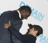 Inséparables, ils ont démarré ensemble, Omar Sy étant poussé par Jamel Debbouze sur la voie de l'humour
Omar Sy et Jamel Debbouze lors de l'avant-première du film "Demain tout commence" au Grand Rex à Paris le 28 novembre 2016.