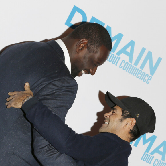 Inséparables, ils ont démarré ensemble, Omar Sy étant poussé par Jamel Debbouze sur la voie de l'humour
Omar Sy et Jamel Debbouze lors de l'avant-première du film "Demain tout commence" au Grand Rex à Paris le 28 novembre 2016.