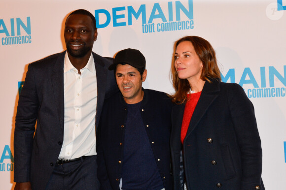 Une amitié qui a éclaté en images à Trappes et avec des mots touchants sur leur compte Instagram
Omar Sy, Jamel Debbouze et sa femme Mélissa Theuriau - Avant première du film "Demain tout commence" au Grand Rex à Paris le 28 novembre 2016. © Coadic Guirec/Bestimage