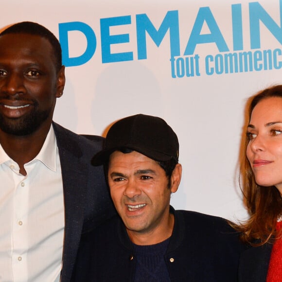 Une amitié qui a éclaté en images à Trappes et avec des mots touchants sur leur compte Instagram
Omar Sy, Jamel Debbouze et sa femme Mélissa Theuriau - Avant première du film "Demain tout commence" au Grand Rex à Paris le 28 novembre 2016. © Coadic Guirec/Bestimage