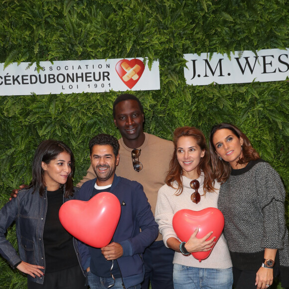 Complices depuis toujours, ils ont atteint ensemble les sommets
Jamel Debbouze et sa femme Mélissa Theuriau, Omar Sy et sa femme Hélène Sy, Leïla Bekhti - J.M Weston organise un vide grenier caritatif au profit de l'association "CéKeDuBonheur", association présidée par Hélène Sy et qui déploie toute son énergie afin d'améliorer la qualité de vie des enfants et adolescents hospitalisés. De nombreux artistes ont répondu présent une fois de plus à l'appel de l'association, le 2 octobre 2016 à Paris. © Cyril Moreau/Bestimage