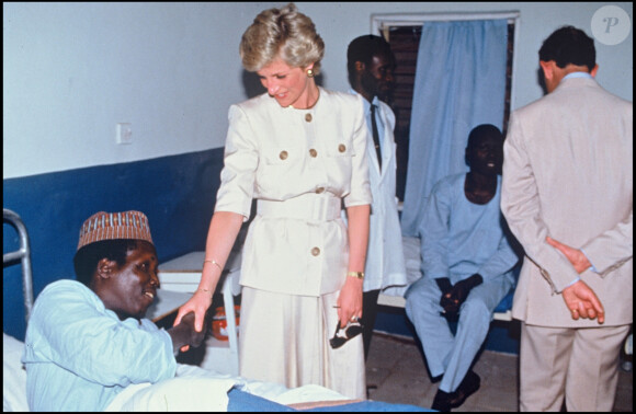Lady Diana et le prince Charles en visite au Nigeria 