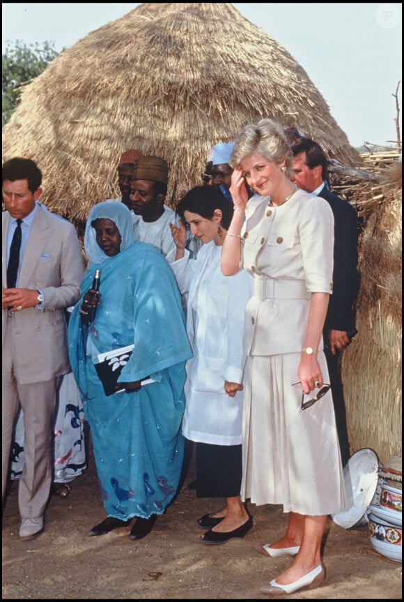 A l'époque, la princesse avait été très appréciée dans le pays. 
Lady Diana et le prince Charles en visite au Nigeria